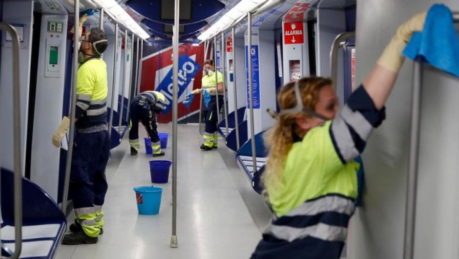 Trabajadores y trabajadoras limpiando el Metro de Madrid. (Foto: AFP). 